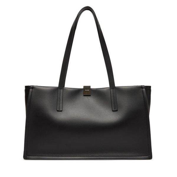 Torebka Calvin Klein. Czarne torebki klasyczne damskie CALVIN KLEIN, bez wzorów, bez dodatków. Za 769.99 zł.