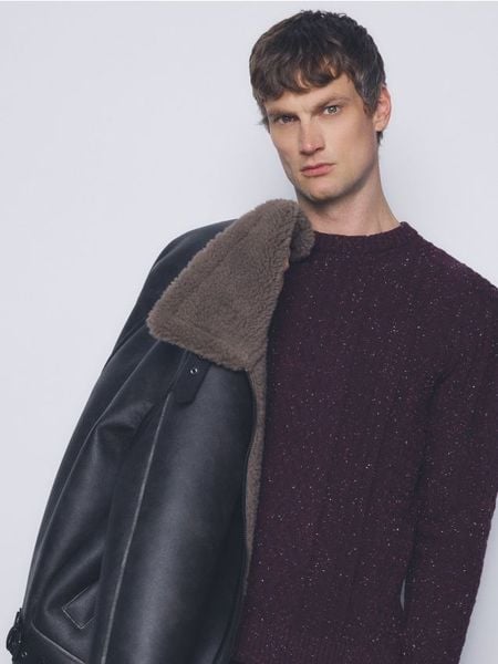 Sweter z dekoracyjnym splotem - bordowy. Czerwone swetry męskie Reserved, l, bez wzorów, z bawełny, bez kołnierzyka. W wyprzedaży za 99.99 zł.