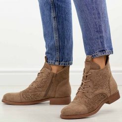 Coffee zamszowe ażurowe botki damskie S.Barski 8009. Botki damskie S.BARSKI, na jesień, z jeansu, eleganckie, z okrągłym noskiem, bez obcasa, na obcasie, bez zapięcia. Za 229.00 zł.