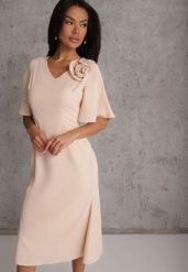 Beżowa Zwiewna Sukienka Wieczorowa VICES z Aplikacją 3D w Kształcie Kwiatu Themira. Brązowe sukienki damskie Renee, l, z aplikacjami, eleganckie, bez kołnierzyka, bez ramiączek, midi, kopertowe. Za 149.99 zł.