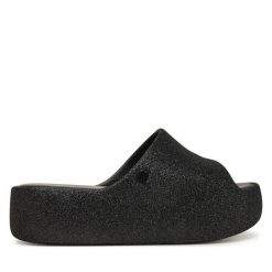Klapki Melissa. Czarne klapki damskie Melissa, bez wzorów, bez obcasa. Za 489.99 zł.