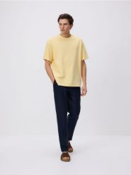Bawełniany t-shirt boxy - jasnożółty. Żółte t-shirty męskie Reserved, l, bez wzorów, z bawełny, bez kołnierzyka. Za 79.99 zł.