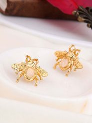 L'Atelier de Gaia Pozłacane kolczyki-wkrętki z kwarcem różowym rozmiar: onesize. Czerwone kolczyki damskie L'Atelier de Gaia, z kwarcem, pozłacane. Za 43.99 zł.