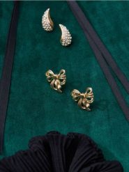 Kolczyki w kształcie kokardek - złoty. Żółte kolczyki damskie Sinsay, złote. Za 7.99 zł.