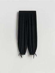 Spodnie balloon - czarny. Czarne spodnie materiałowe damskie Reserved, bez wzorów, z dzianiny. Za 109.99 zł.