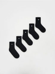 Bawełniane skarpetki 5 pack - czarny. Czarne skarpetki damskie Reserved, bez wzorów, z bawełny. Za 49.99 zł.