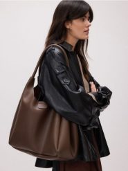 Torebka hobo - brązowy. Brązowe torebki klasyczne damskie Reserved, bez wzorów, ze skóry, bez dodatków. Za 159.99 zł.