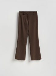 Spodnie w paski - ciemnobrązowy. Brązowe spodnie materiałowe damskie Reserved, bez wzorów, z tkaniny. Za 139.99 zł.