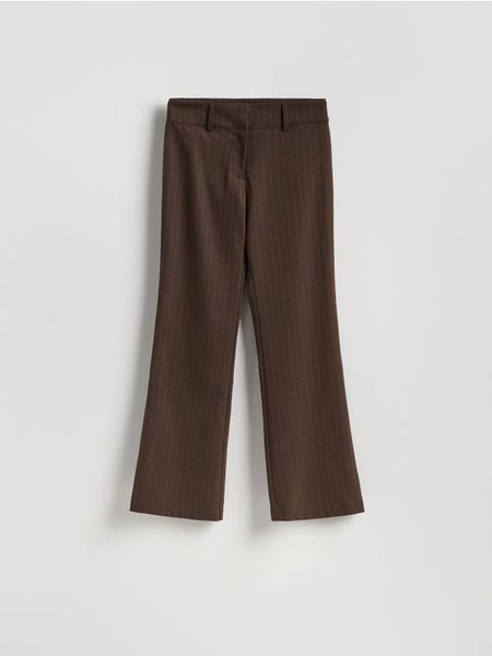 Spodnie w paski - ciemnobrązowy. Brązowe spodnie materiałowe damskie Reserved, bez wzorów, z tkaniny. Za 139.99 zł.