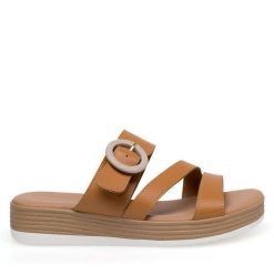 Klapki Lasocki. Brązowe klapki damskie Lasocki, bez wzorów, bez obcasa. Za 49.99 zł.