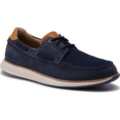 Półbuty CLARKS - Un Pilot Lace 261409577 Navy Nubuck. Niebieskie półbuty męskie Clarks, z materiału, bez zapięcia. W wyprzedaży za 239.00 zł.