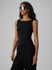 4F Top slim z modalem damski - czarny XS. Czarne topy damskie 4f, xs, bez wzorów, z dzianiny, bez kołnierzyka. Za 49.99 zł.