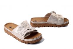 RIEKER V8763-60 beige, klapki damskie. Brązowe klapki damskie Rieker, bez wzorów, bez obcasa. Za 217.43 zł.