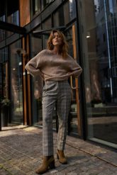 Spodnie w kratę szare. Szare spodnie materiałowe damskie MOODO, bez wzorów, z elastanu. Za 149.99 zł.