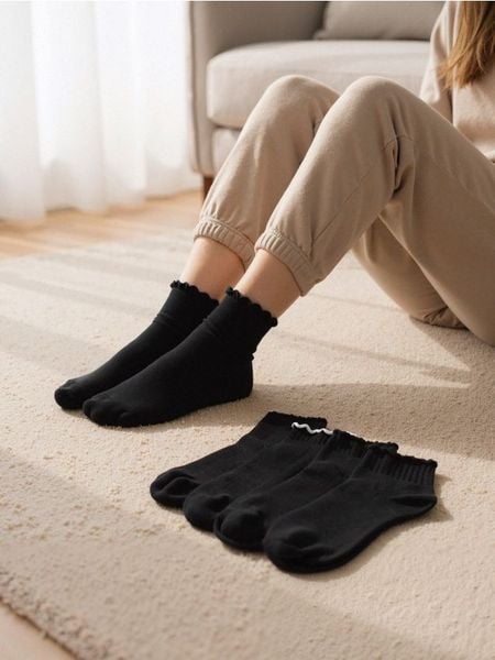 Skarpetki z falbanami 5 pack - czarny. Czarne skarpetki damskie Sinsay, bez wzorów. Za 17.99 zł.