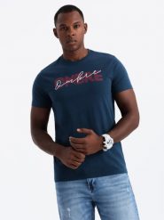 Bawełniany t-shirt męski z podwójnym printowanym logotypem – granatowy V3 OM-TSPT-0211 - L. Niebieskie t-shirty męskie Ombre Clothing, l, bez wzorów, z bawełny, bez kołnierzyka. W wyprzedaży za 29.99 zł.