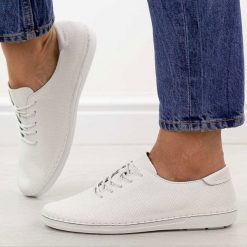 Białe ażurowe skórzane półbuty damskie S.Barski 7079. Białe półbuty damskie S.BARSKI, w ażurowe wzory, z jeansu, casualowe, bez obcasa, na płaskiej podeszwie. Za 239.00 zł.