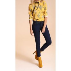 SPODNIE DŁUGIE DAMSKIE OBCISŁE. Spodnie materiałowe damskie TOP SECRET, bez wzorów, z jeansu, biznesowe. W wyprzedaży za 49.99 zł.