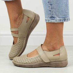 Beżowe skórzane ażurowe Polskie półbuty damskie Gregors 1040. Brązowe półbuty damskie GREGORS, w ażurowe wzory, ze skóry, eleganckie, bez obcasa. W wyprzedaży za 341.10 zł.