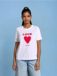 Koszulka z motywem serca - biały. Białe t-shirty damskie Sinsay, l, bez wzorów, bez kołnierzyka. Za 19.99 zł.