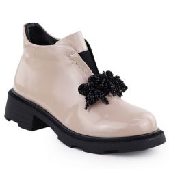Skórzane botki damskie z ozdobą lakierowane beżowe Filippo DBT6370. Brązowe botki damskie Filippo, z lakierowanej skóry, bez obcasa, bez zapięcia. Za 259.99 zł.