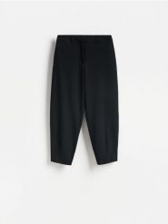 Spodnie barrel leg - czarny. Czarne spodnie materiałowe damskie Reserved, bez wzorów, z tkaniny. Za 129.99 zł.