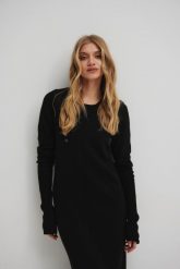 Wełniana sukienka maxi w kolorze TOTALLY BLACK - SILMA-XS/S. Czarne sukienki damskie Marsala, na co dzień, s, bez wzorów, z kaszmiru, bez kołnierzyka, bez ramiączek, maxi. W wyprzedaży za 189.95 zł.