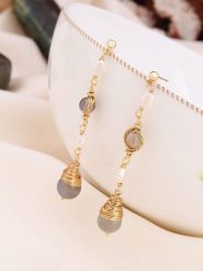 Pierres de Jade Pozłacane kolczyki-wkrętki z perłami i labradorytami rozmiar: onesize. Białe kolczyki damskie Pierres de Jade, z labradorytem, pozłacane. Za 43.99 zł.