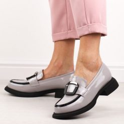 Szare skórzane mokasyny damskie Vinceza 63503. Szare mokasyny damskie VINCEZA, z lakierowanej skóry. Za 299.00 zł.