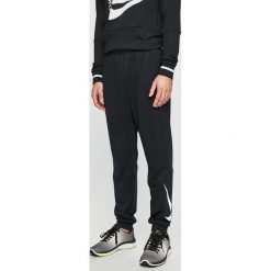 Nike - Spodnie. Szare spodnie sportowe męskie Nike, z materiału. W wyprzedaży za 149.90 zł.