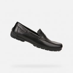 Buty żeglarskie Geox Moner. Czarne buty wizytowe męskie Geox, z gumy, bez zapięcia. Za 596.00 zł.