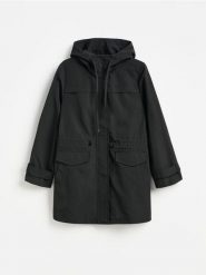 Długa parka z kapturem - czarny. Czarne parki damskie Reserved, l, bez wzorów, z tkaniny. Za 179.99 zł.
