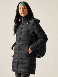 Regatta Płaszcz pikowany "Starler" w kolorze czarnym rozmiar: 34. Czarne płaszcze damskie Regatta, bez wzorów. Za 143.90 zł.