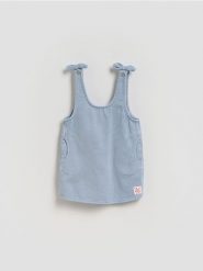 Jeansowa sukienka z szelkami - jasnoniebieski. Niebieskie sukienki dziewczęce Reserved, bez wzorów, z bawełny, bez ramiączek. Za 59.99 zł.