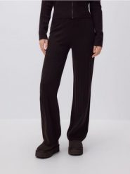 Dzianinowe spodnie - brązowy. Brązowe spodnie materiałowe damskie Reserved, bez wzorów, z dzianiny. Za 139.99 zł.