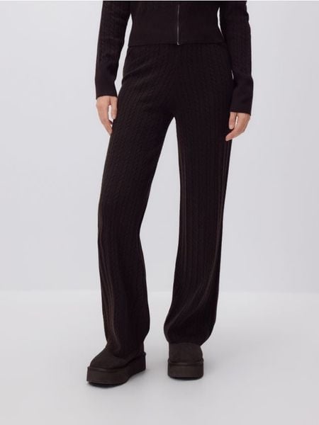 Dzianinowe spodnie - brązowy. Brązowe spodnie materiałowe damskie Reserved, bez wzorów, z dzianiny. Za 139.99 zł.