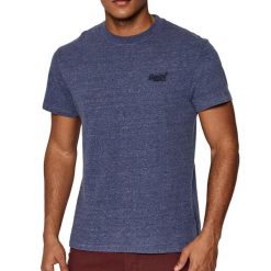 Koszulka z logo z bawełny organicznej Superdry Essential. Niebieskie szorty męskie Superdry., bez wzorów, z bawełny, klasyczne. Za 127.55 zł.