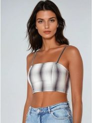 Weekday Top w kolorze biało-czarnym rozmiar: 38. Białe topy damskie Weekday, bez wzorów, bez kołnierzyka. Za 39.99 zł.