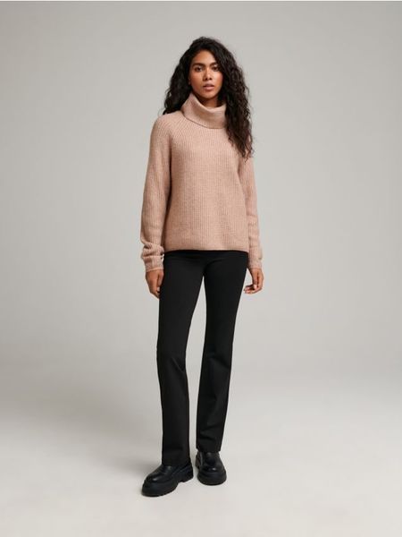 Spodnie - czarny. Czarne spodnie materiałowe damskie Sinsay, bez wzorów, z wiskozy, eleganckie. Za 59.99 zł.