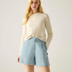 Damskie szorty Sabelle. Niebieskie szorty damskie Regatta, bez wzorów, z bawełny, sportowe. Za 249.99 zł.