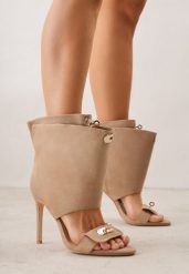 Brązowe Sandały Typu Botki z Metalicznymi Klamrami Zaehlyss. Brązowe sandały damskie Renee, bez wzorów, z lakierowanej skóry, bez obcasa, na obcasie. Za 189.99 zł.