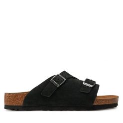 Klapki Birkenstock. Czarne klapki damskie Birkenstock, bez wzorów, bez obcasa. Za 599.99 zł.