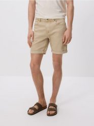 Jeansowe szorty slim fit - kremowy. Białe szorty męskie Reserved, z denimu, bez kołnierzyka. W wyprzedaży za 89.99 zł.