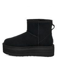 UGG Botki "W Classic Mini Platform" w kolorze czarnym z wełny jagnięcej rozmiar: 41. Czarne botki damskie Ugg, ze skóry, bez obcasa, na platformie, bez zapięcia. Za 658.88 zł.