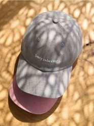 Czapka z daszkiem - jasnoszary. Szare czapki z daszkiem damskie Reserved, bez wzorów. W wyprzedaży za 15.99 zł.