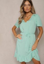 Zielona Sukienka o Pudełkowym Kroju z Paskiem w Talii i Falbaną Credela. Zielone sukienki damskie Renee, na co dzień, m, bez wzorów, eleganckie, bez kołnierzyka, bez ramiączek, mini, dopasowane. Za 59.99 zł.