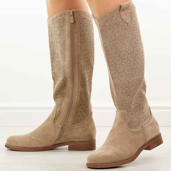 Beżowe ażurowe kozaki damskie S.Barski 8022. Brązowe kozaki damskie S.BARSKI, z zamszu, bez obcasa, na obcasie. Za 269.00 zł.