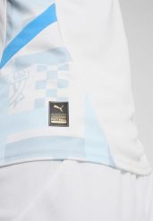 Młodzieżowa koszulka domowa Olympique Marsylia 24/25 PUMA White Bleu Azur Blue. Biała t-shirty sportowe męskie Puma, l, z poliesteru, bez ramiączek, do piłki nożnej. Za 321.00 zł.