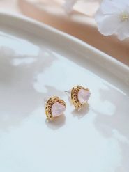 Heliophilia Kolczyki-wkrętki z cyrkoniami rozmiar: onesize. Różowe kolczyki damskie Heliophilia, z cyrkonią, metalowe. Za 65.69 zł.