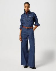 DAMSKI KOMBINEZON WRANGLER TROUSER COVERALL AGED BLUE 112356439. Niebieskie kombinezony damskie Wrangler, xs, bez wzorów, z jeansu, bez kołnierzyka, bez ramiączek. Za 279.99 zł.